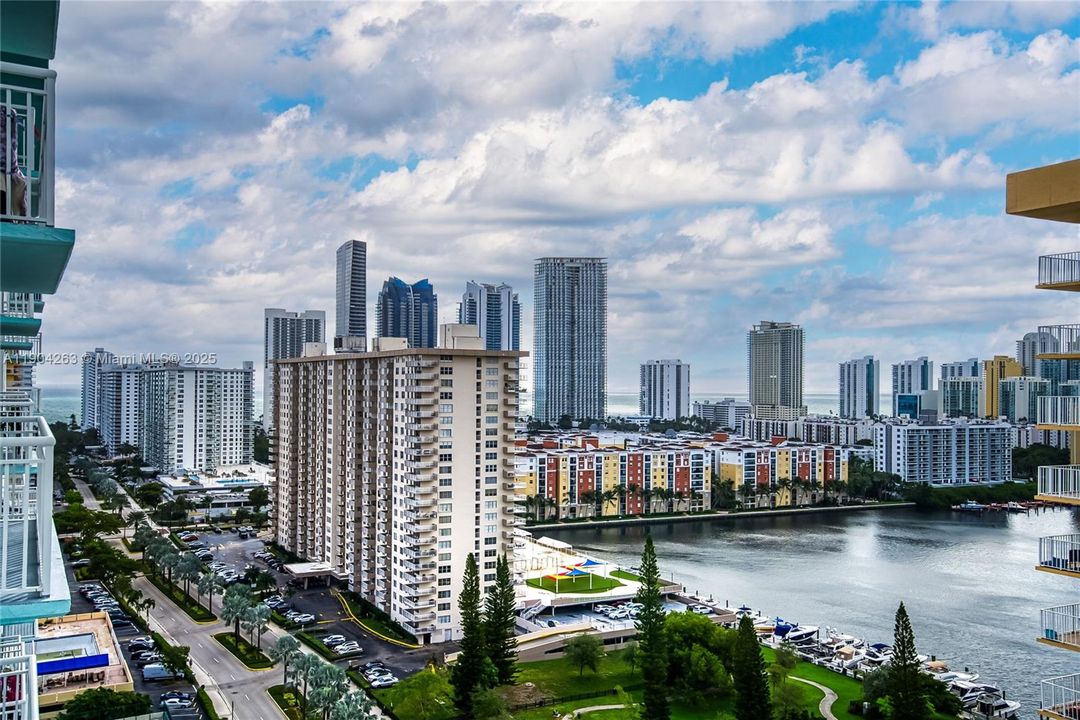 For Sale: $349,900 (2 beds, 2 baths, 1233 Square Feet)