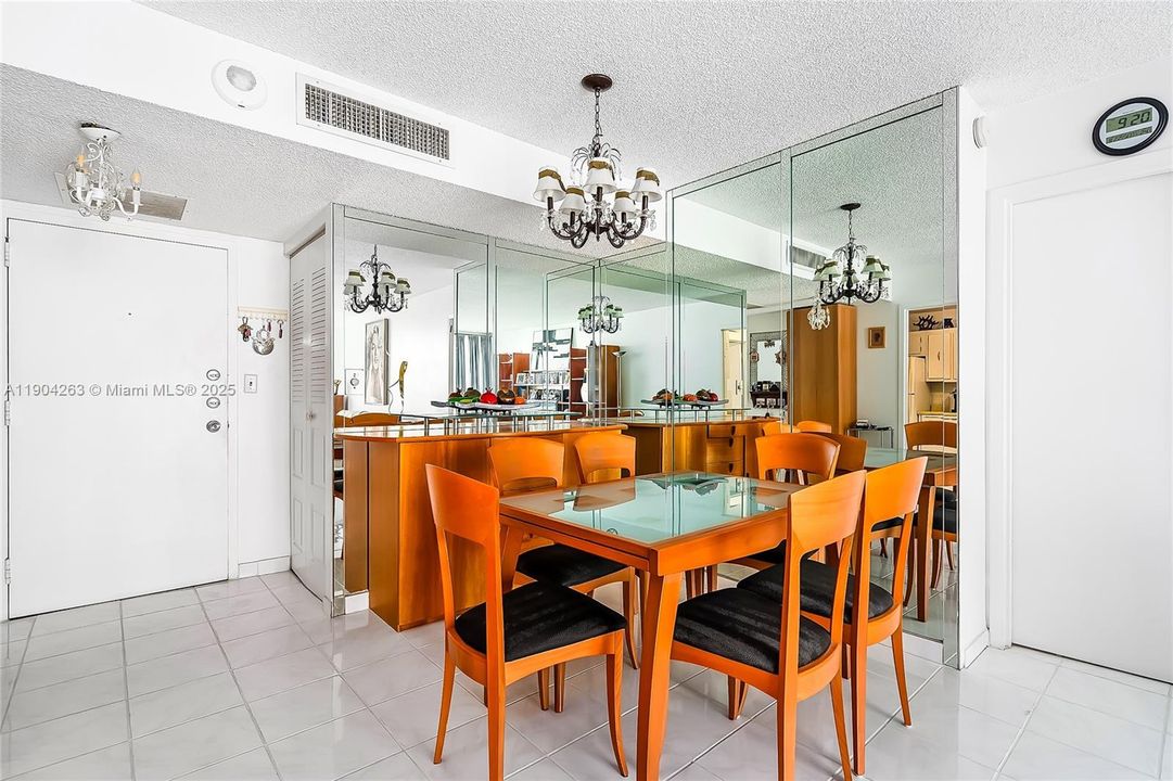 For Sale: $349,900 (2 beds, 2 baths, 1233 Square Feet)