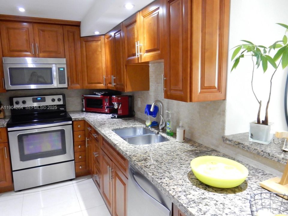 For Rent: $3,350 (2 beds, 2 baths, 1085 Square Feet)