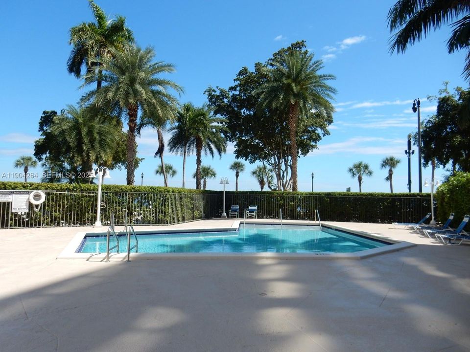 For Rent: $3,350 (2 beds, 2 baths, 1085 Square Feet)