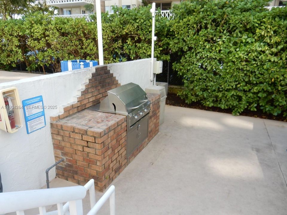 For Rent: $3,350 (2 beds, 2 baths, 1085 Square Feet)