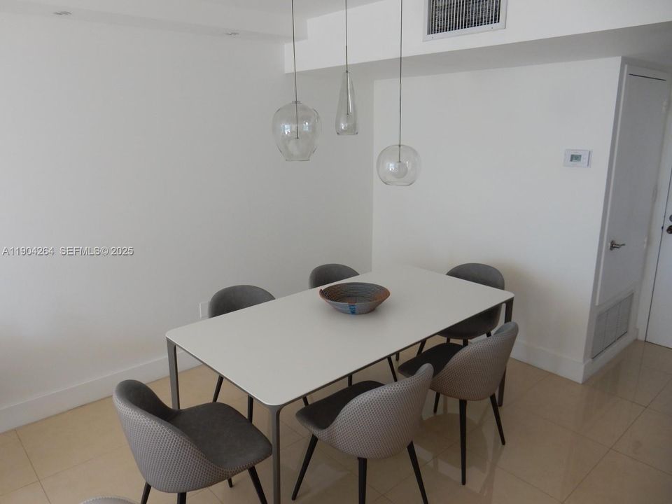 For Rent: $3,350 (2 beds, 2 baths, 1085 Square Feet)