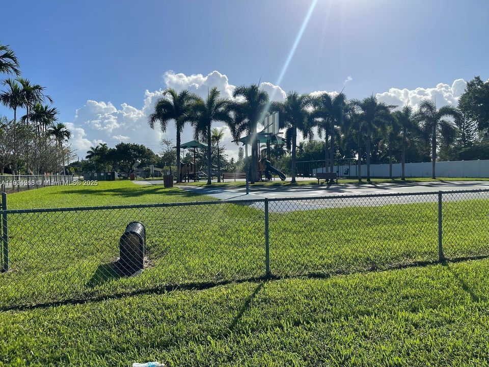 For Sale: $184,500 (2 beds, 2 baths, 1000 Square Feet)