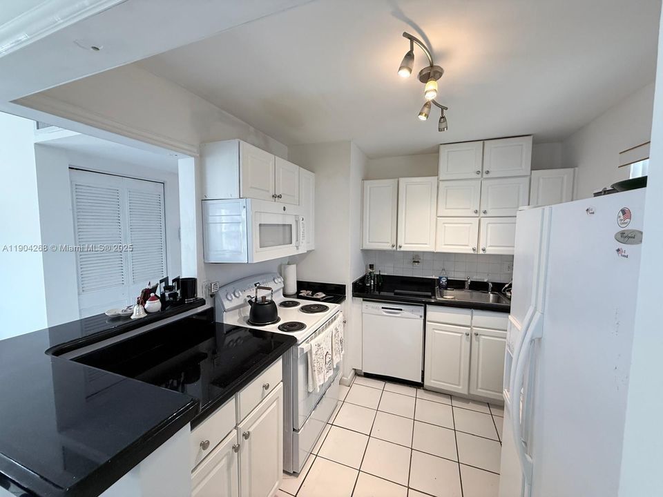 For Sale: $184,500 (2 beds, 2 baths, 1000 Square Feet)