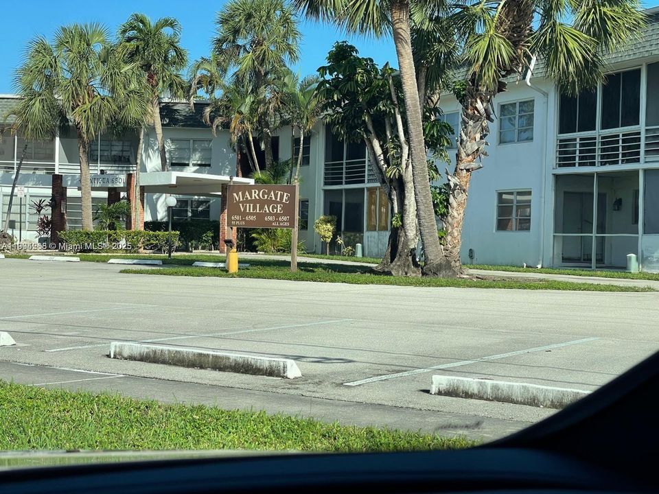 For Sale: $184,500 (2 beds, 2 baths, 1000 Square Feet)