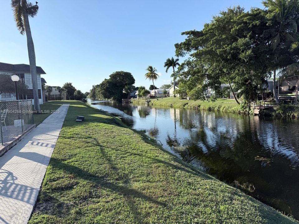 For Sale: $184,500 (2 beds, 2 baths, 1000 Square Feet)