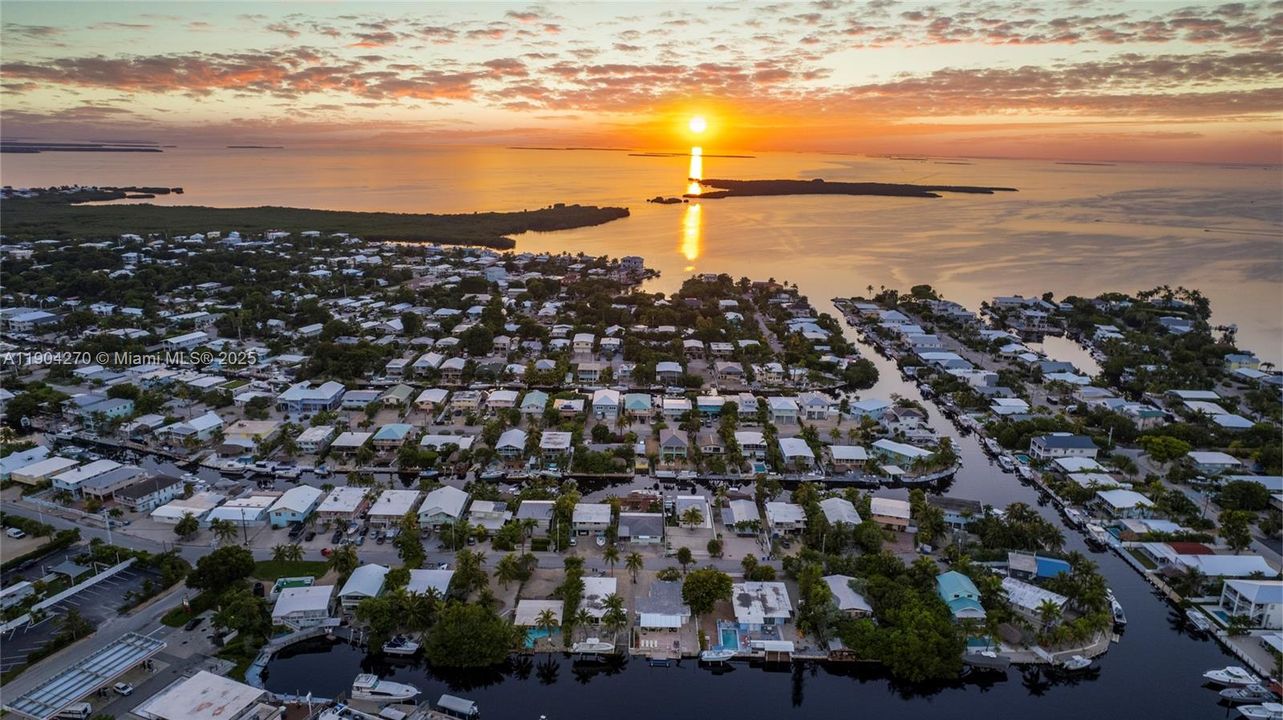 En Venta: $1,250,000 (3 camas, 3 baños, 1360 Pies cuadrados)