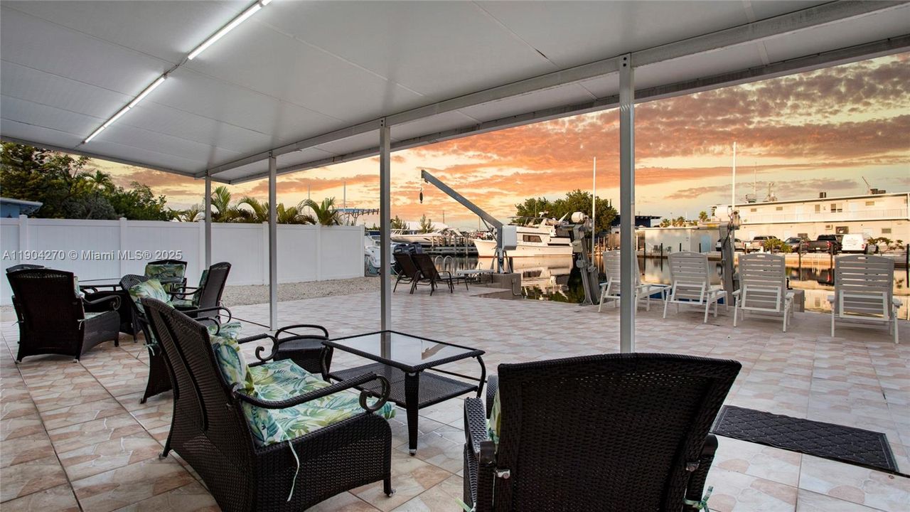 En Venta: $1,250,000 (3 camas, 3 baños, 1360 Pies cuadrados)