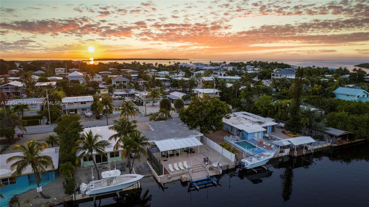 En Venta: $1,250,000 (3 camas, 3 baños, 1360 Pies cuadrados)