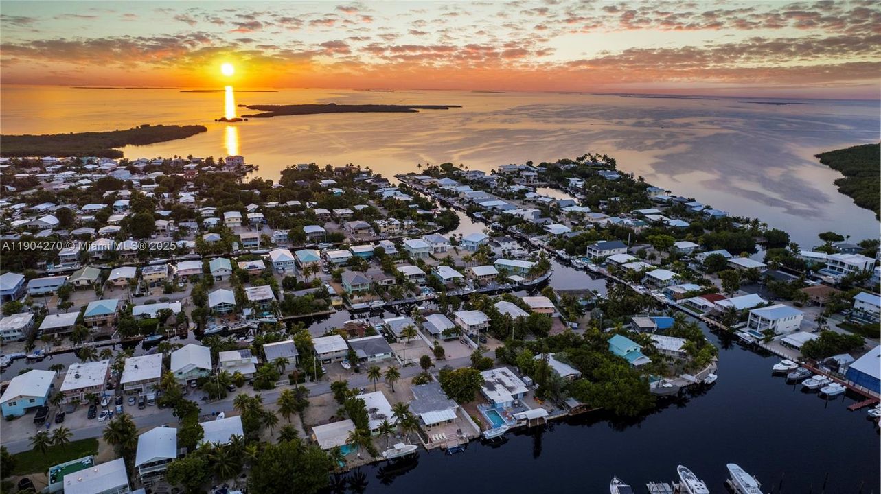 En Venta: $1,250,000 (3 camas, 3 baños, 1360 Pies cuadrados)