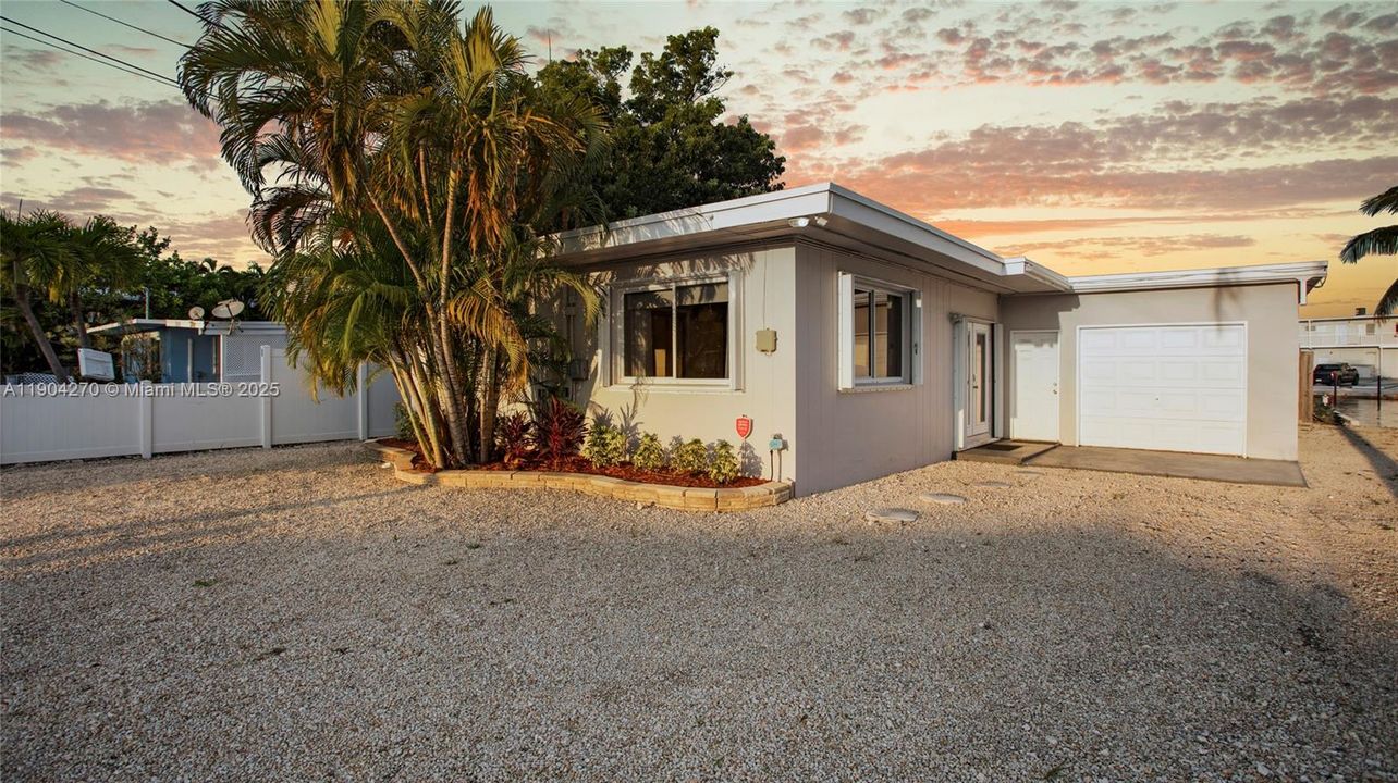 En Venta: $1,250,000 (3 camas, 3 baños, 1360 Pies cuadrados)