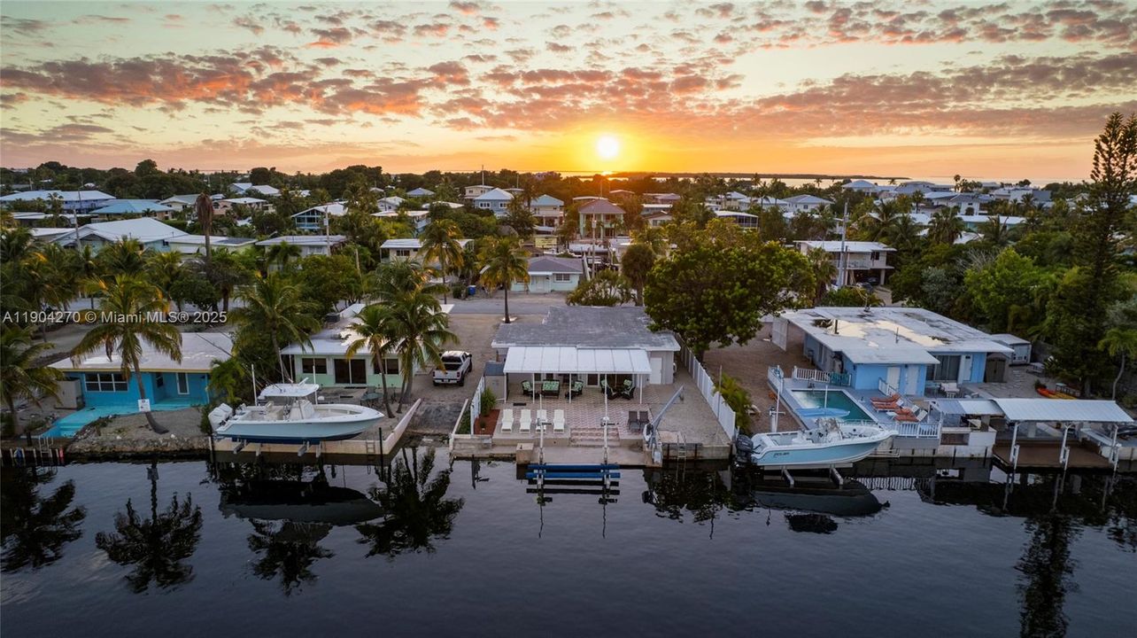 En Venta: $1,250,000 (3 camas, 3 baños, 1360 Pies cuadrados)