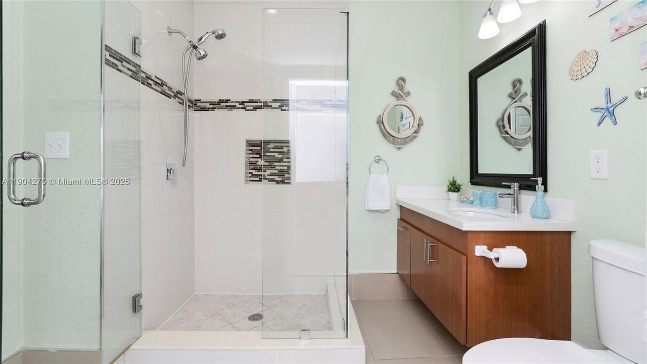 En Venta: $1,250,000 (3 camas, 3 baños, 1360 Pies cuadrados)