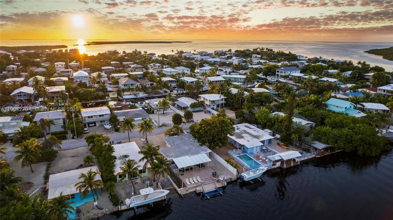 En Venta: $1,250,000 (3 camas, 3 baños, 1360 Pies cuadrados)