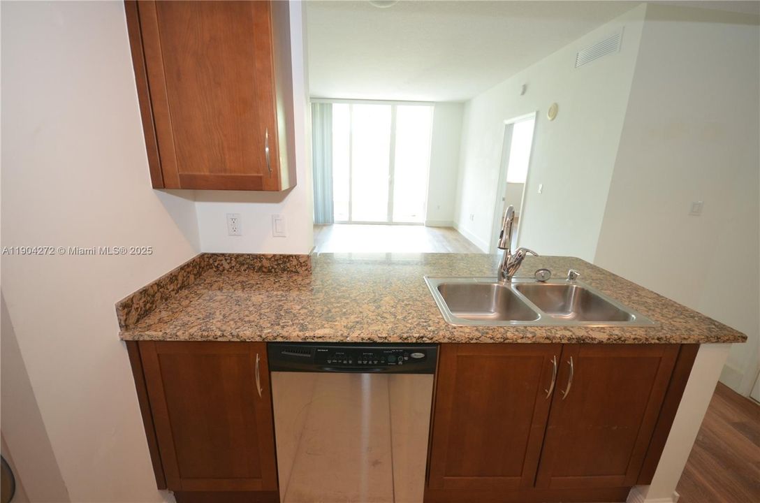 Под контрактом: $2,200 (1 спален, 1 ванн, 835 Квадратных фут)