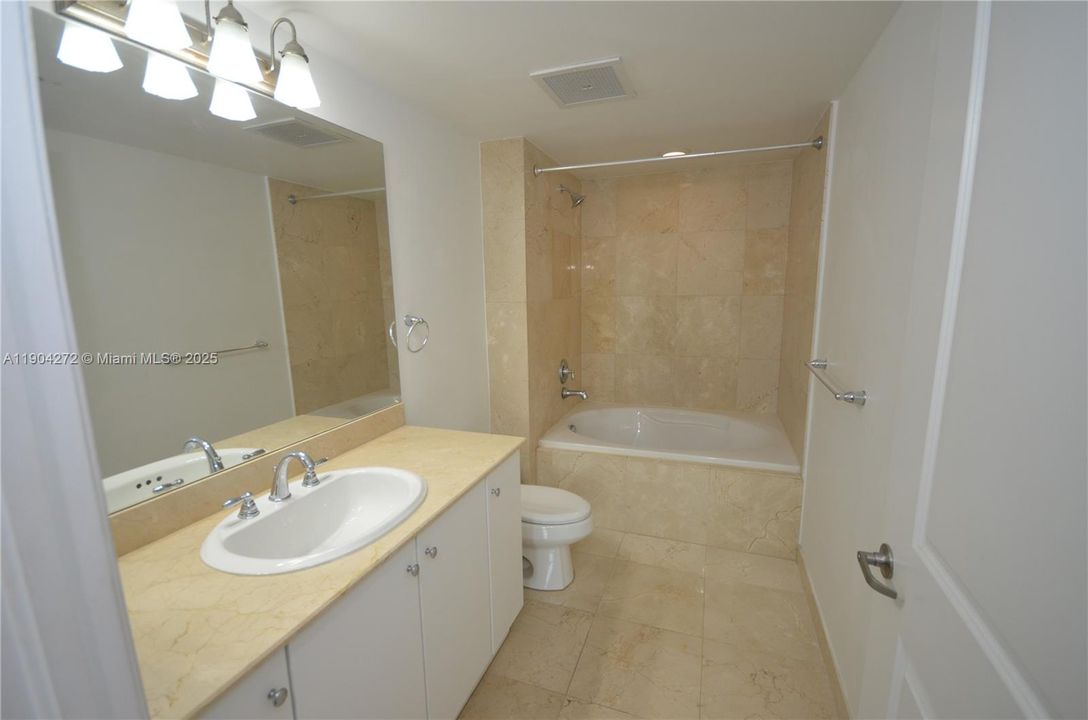 Под контрактом: $2,200 (1 спален, 1 ванн, 835 Квадратных фут)