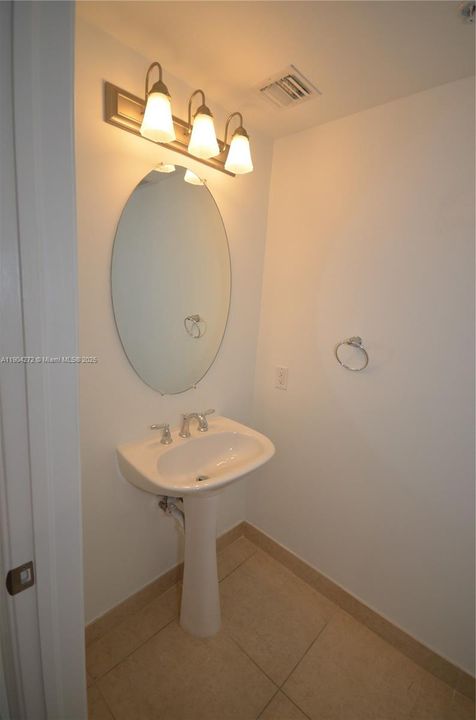 Под контрактом: $2,200 (1 спален, 1 ванн, 835 Квадратных фут)