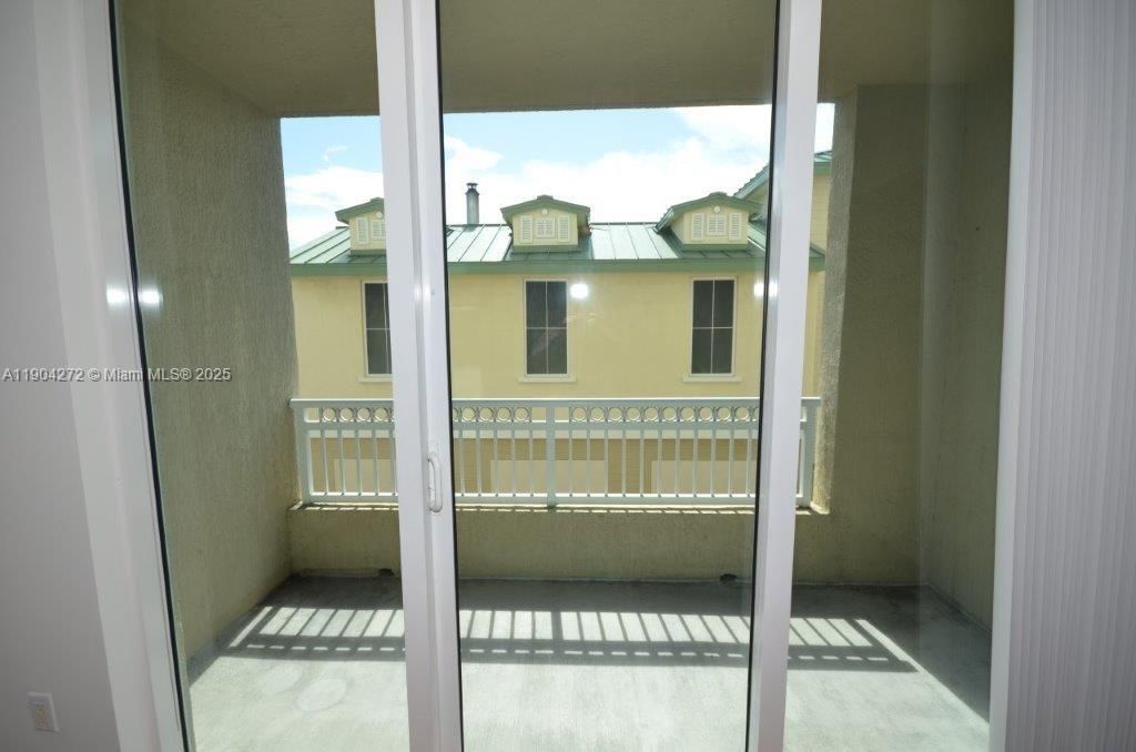 Под контрактом: $2,200 (1 спален, 1 ванн, 835 Квадратных фут)