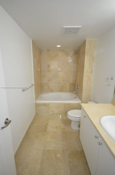 Под контрактом: $2,200 (1 спален, 1 ванн, 835 Квадратных фут)