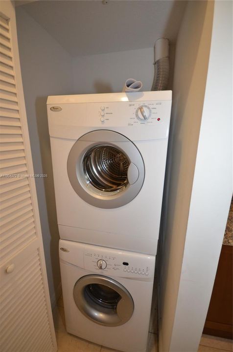 Под контрактом: $2,200 (1 спален, 1 ванн, 835 Квадратных фут)