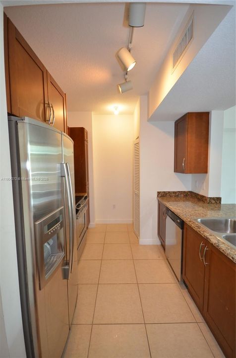 Под контрактом: $2,200 (1 спален, 1 ванн, 835 Квадратных фут)