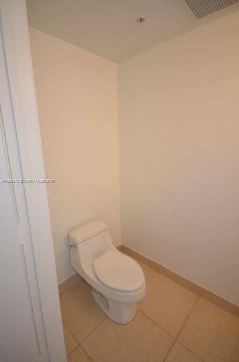 Под контрактом: $2,200 (1 спален, 1 ванн, 835 Квадратных фут)