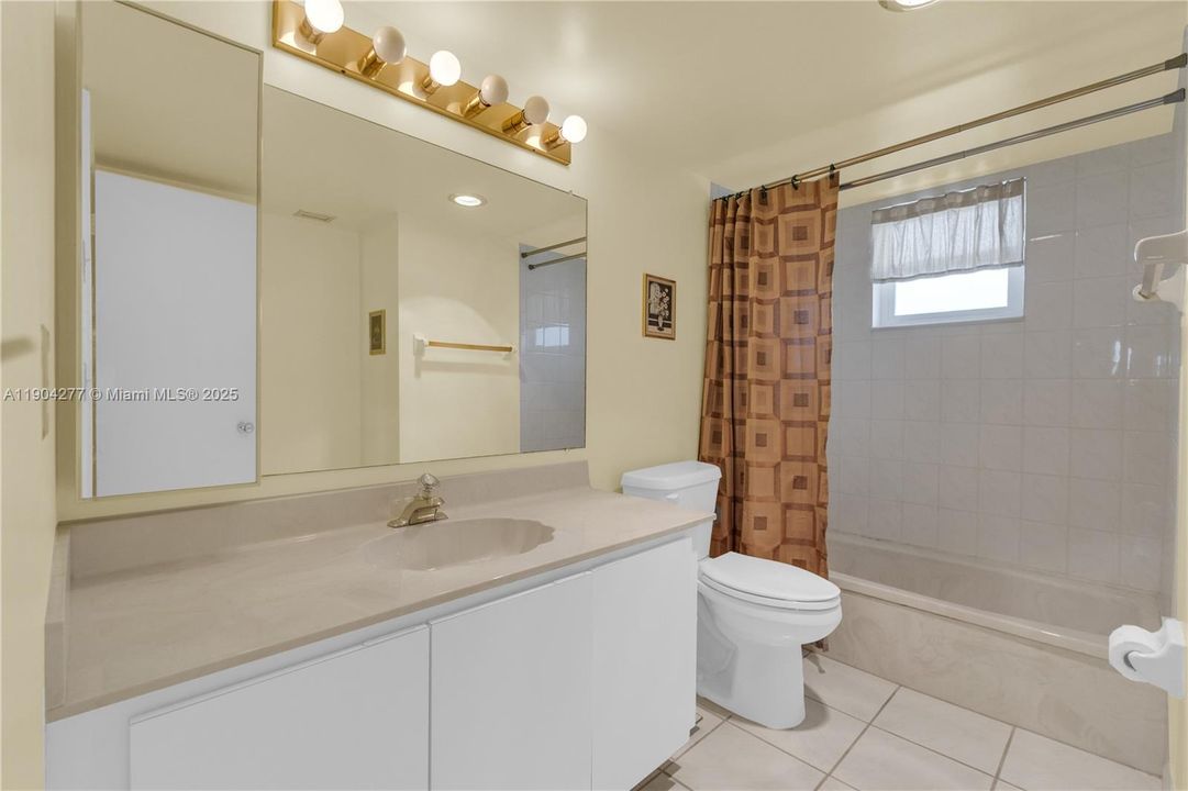 合同活跃: $164,500 (1 贝兹, 1 浴室, 790 平方英尺)