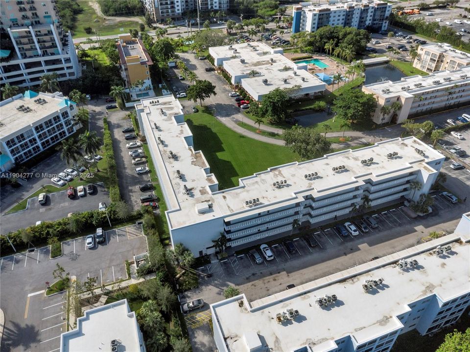 合同活跃: $164,500 (1 贝兹, 1 浴室, 790 平方英尺)