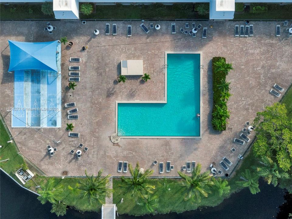 合同活跃: $164,500 (1 贝兹, 1 浴室, 790 平方英尺)