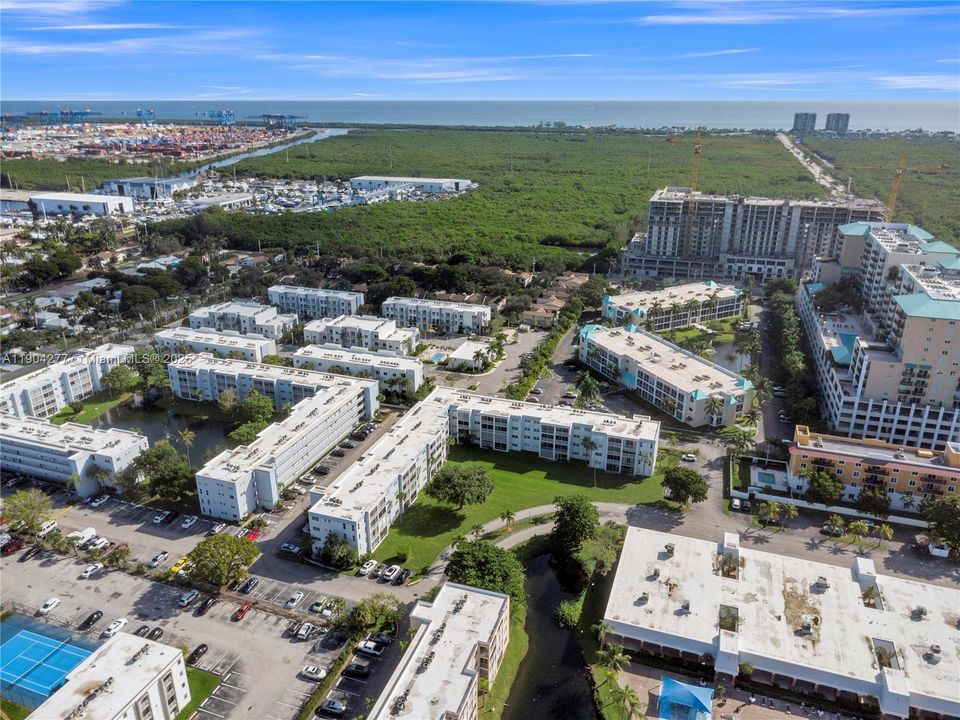 合同活跃: $164,500 (1 贝兹, 1 浴室, 790 平方英尺)