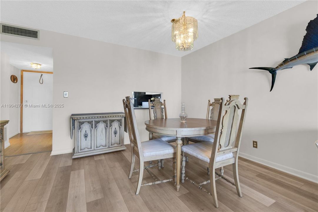 合同活跃: $164,500 (1 贝兹, 1 浴室, 790 平方英尺)