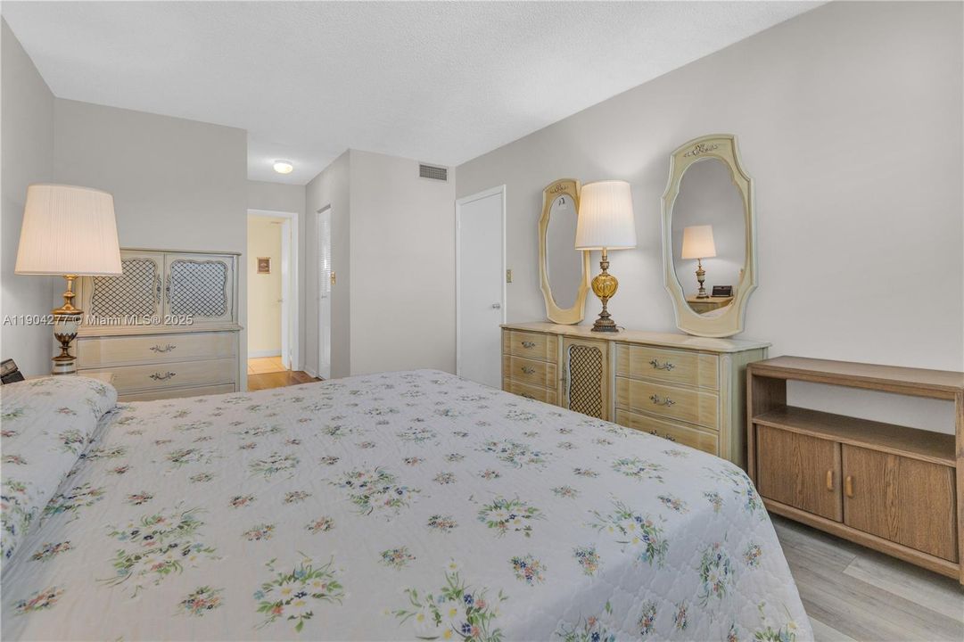 合同活跃: $164,500 (1 贝兹, 1 浴室, 790 平方英尺)