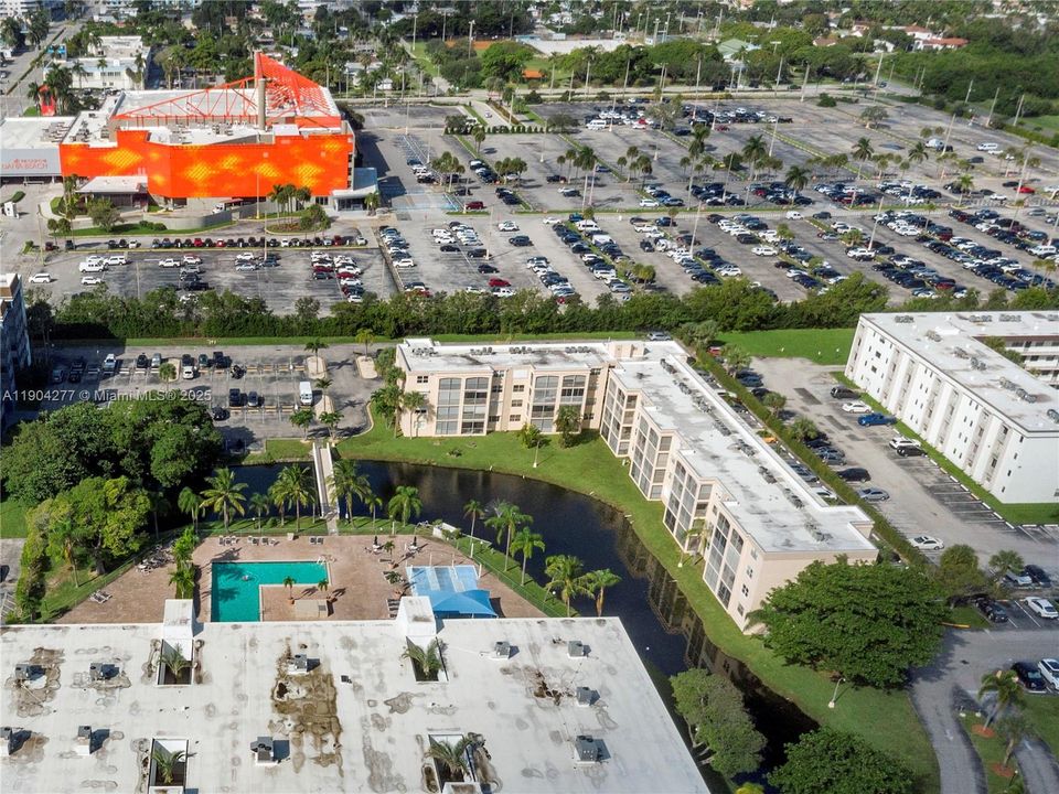 合同活跃: $164,500 (1 贝兹, 1 浴室, 790 平方英尺)