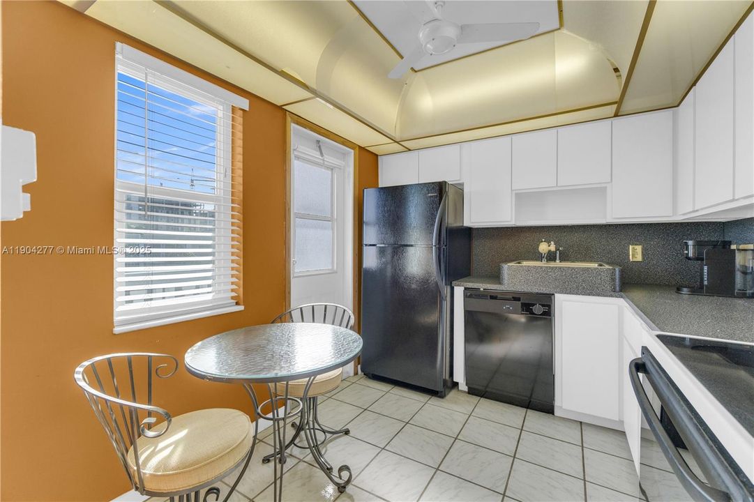 合同活跃: $164,500 (1 贝兹, 1 浴室, 790 平方英尺)