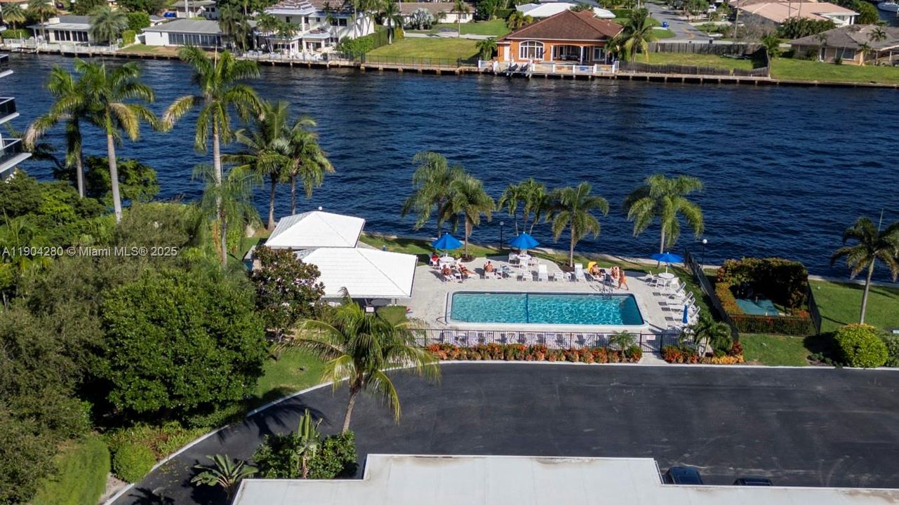 待售: $248,000 (1 贝兹, 1 浴室, 850 平方英尺)