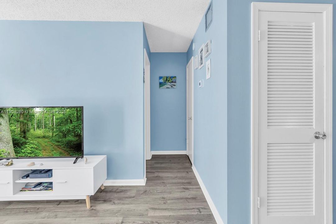 待售: $248,000 (1 贝兹, 1 浴室, 850 平方英尺)