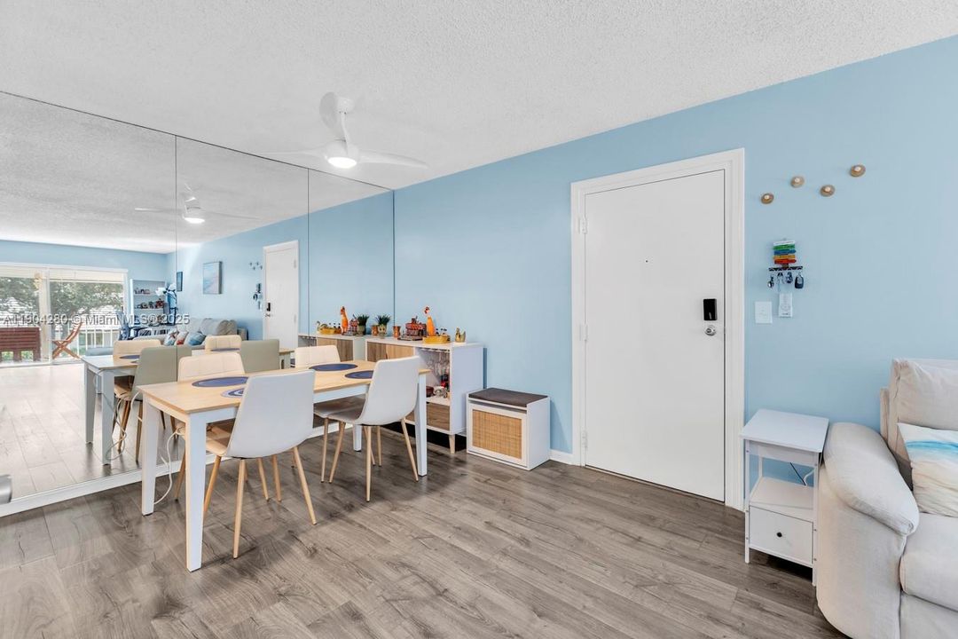 待售: $248,000 (1 贝兹, 1 浴室, 850 平方英尺)