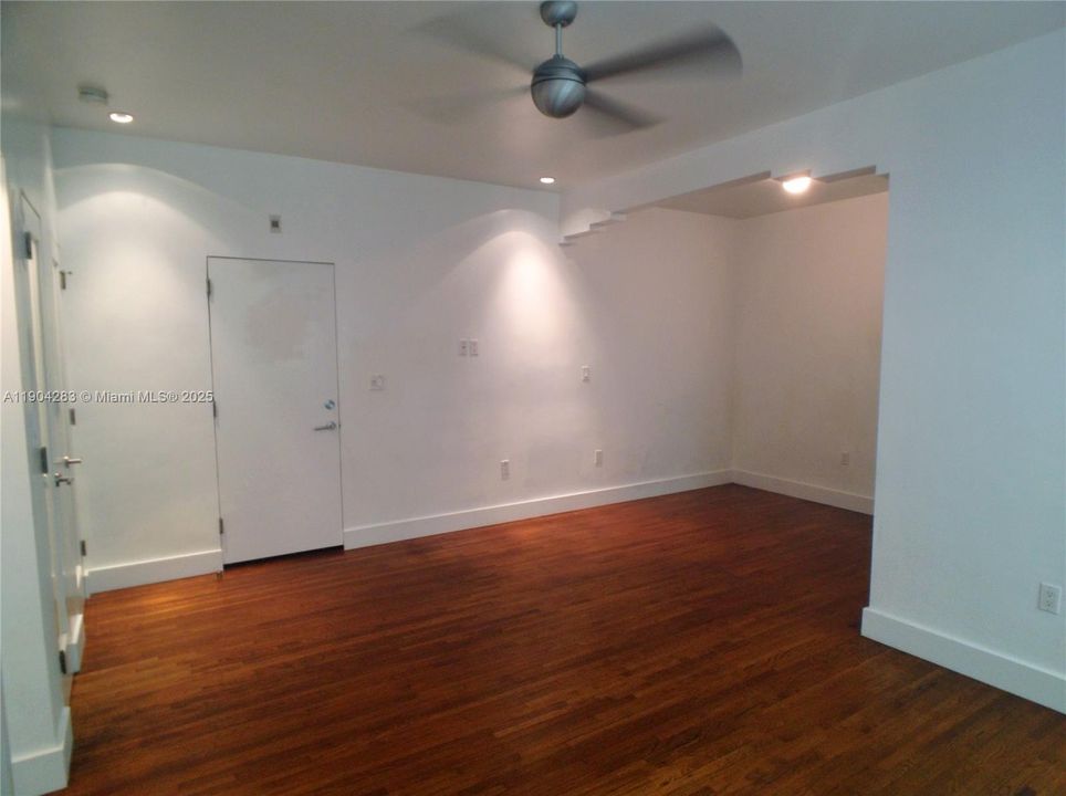 For Rent: $2,000 (0 beds, 1 baths, 439 Square Feet)