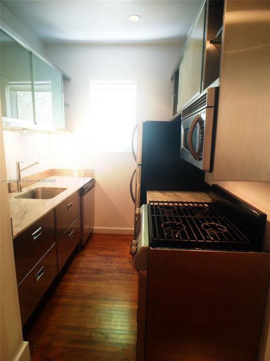 For Rent: $2,000 (0 beds, 1 baths, 439 Square Feet)