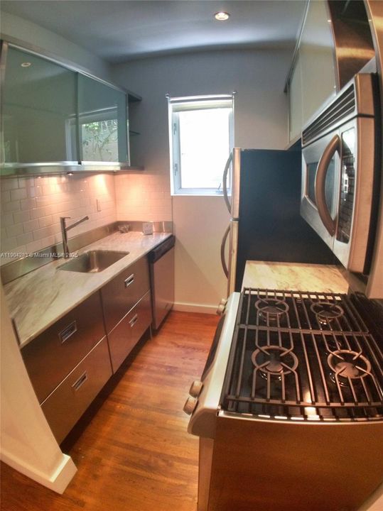 For Rent: $2,000 (0 beds, 1 baths, 439 Square Feet)