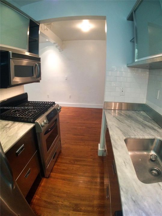 For Rent: $2,000 (0 beds, 1 baths, 439 Square Feet)