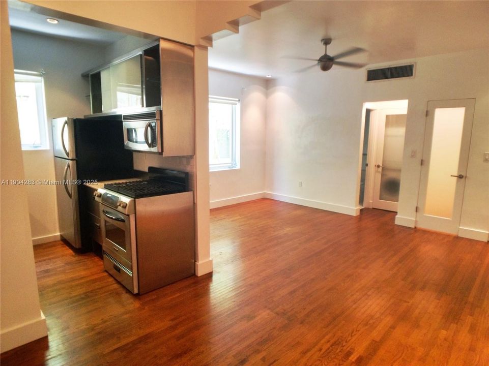 For Rent: $2,000 (0 beds, 1 baths, 439 Square Feet)