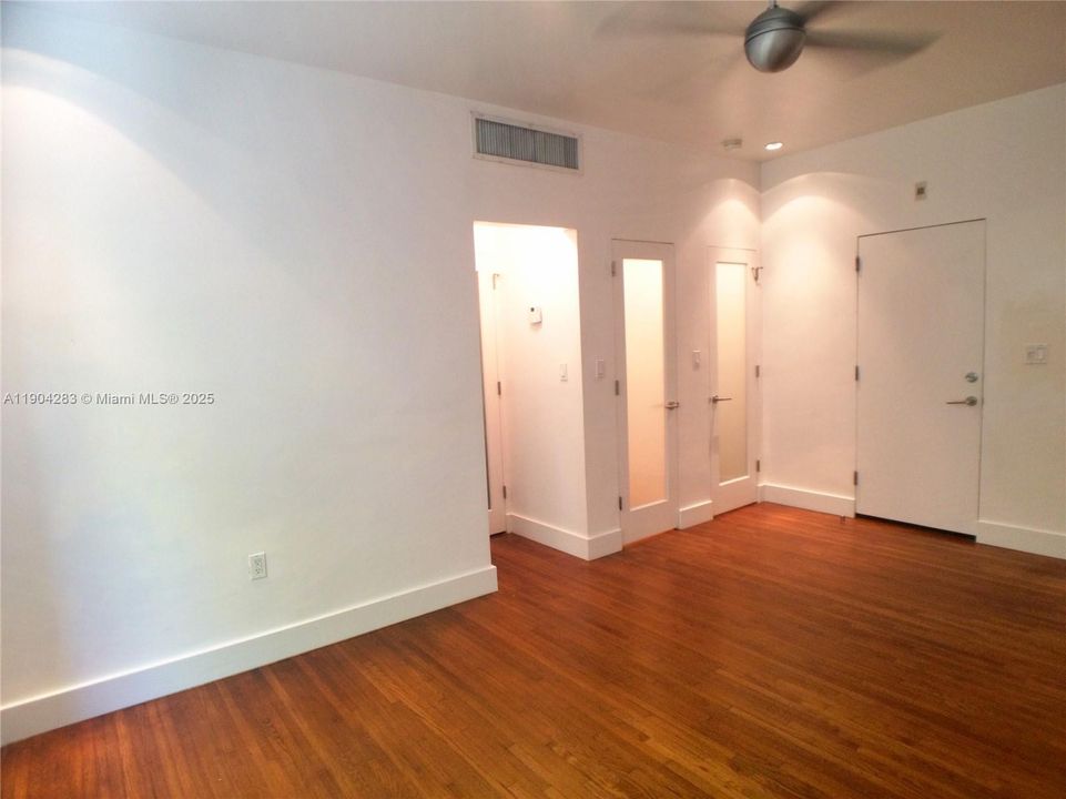 For Rent: $2,000 (0 beds, 1 baths, 439 Square Feet)