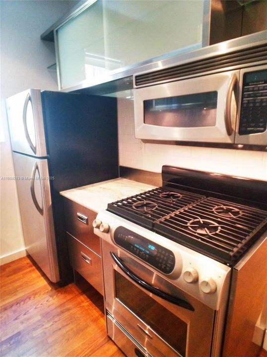 For Rent: $2,000 (0 beds, 1 baths, 439 Square Feet)