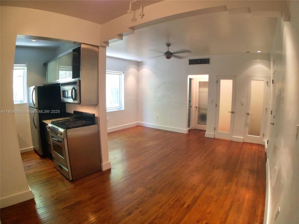 For Rent: $2,000 (0 beds, 1 baths, 439 Square Feet)