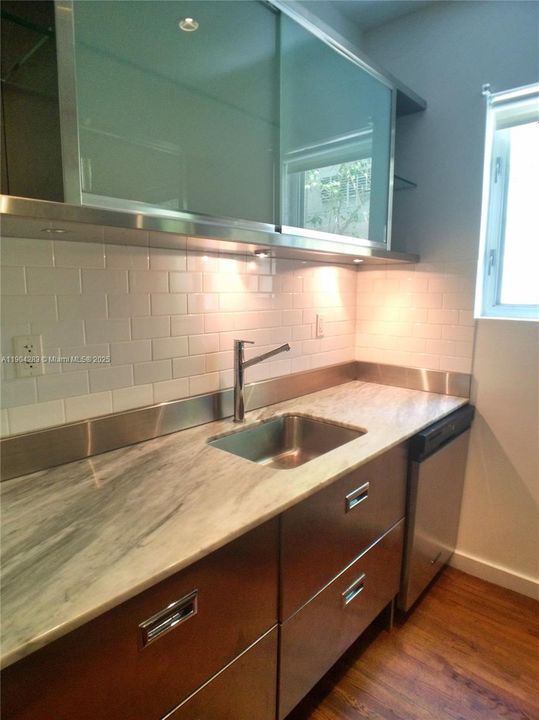 For Rent: $2,000 (0 beds, 1 baths, 439 Square Feet)