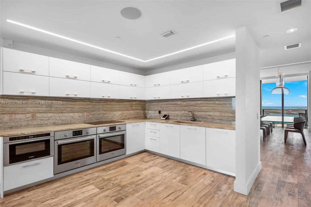 2 ovens, 2 refrigerators, 2 freezers