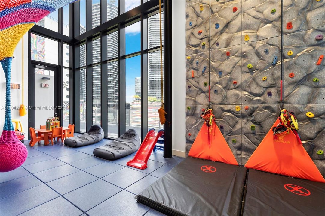 На продажу: $849,999 (1 спален, 2 ванн, 1100 Квадратных фут)