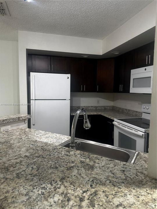 For Rent: $1,700 (1 beds, 1 baths, 712 Square Feet)
