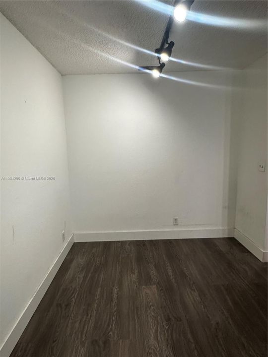 For Rent: $1,700 (1 beds, 1 baths, 712 Square Feet)